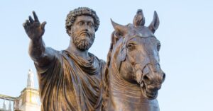 מרקוס אורליוס, קיסר רומי וכותב הספר "מדיטציות", האמין כי האושר הוא המטרה העליונה של החיים.