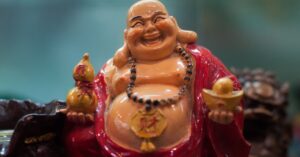 פסל בודהה מחייך המסמל אושר, חמלה וקבלה.